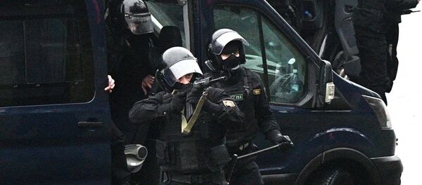 Сотрудники ОМОН во время разгона уличных акций Сотрудники ОМОН во время разгона уличных акций - Sputnik Беларусь