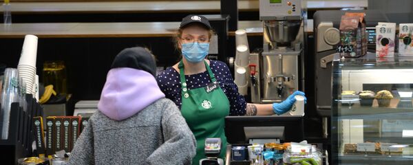 Продавец обслуживает покупательницу кафе в ТЦ - Sputnik Беларусь