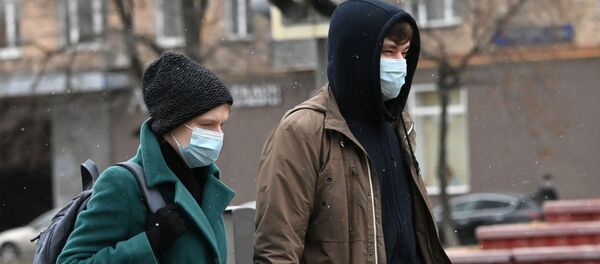Маладыя людзі ў ахоўных масках Маладыя людзі ў ахоўных масках - Sputnik Беларусь