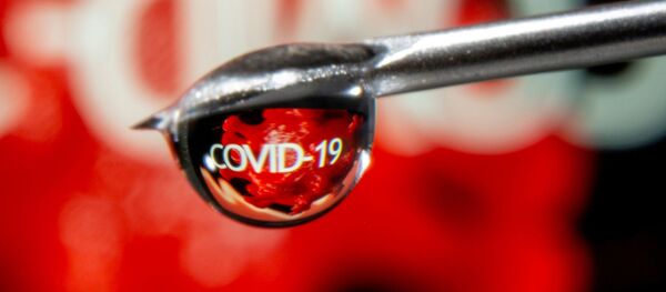 Слова COVID-19 адлюстроўваецца ў кроплі на ігле шпрыца Слова COVID-19 адлюстроўваецца ў кроплі на ігле шпрыца - Sputnik Беларусь