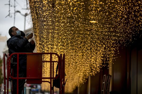 Рабочие развешивают рождественские огни в центре Мадрида - Sputnik Беларусь