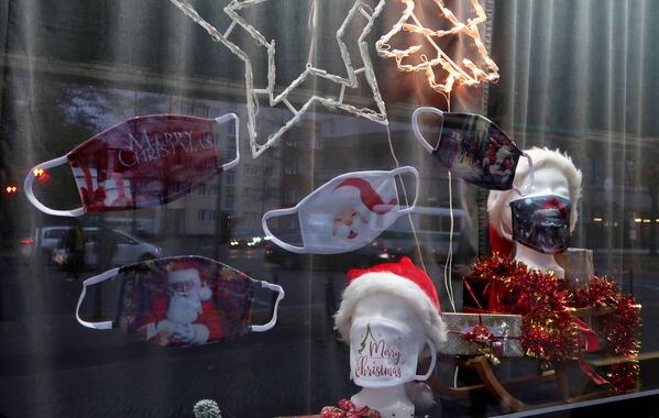Продажа защитных масок к рождеству в Берлине - Sputnik Беларусь