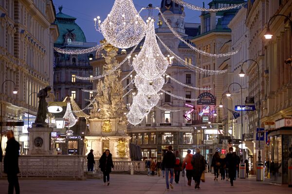 Рождественские огни освещают торговую улицу Грабен - Sputnik Беларусь