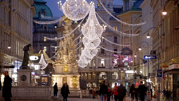 Рождественские огни освещают торговую улицу Грабен - Sputnik Беларусь