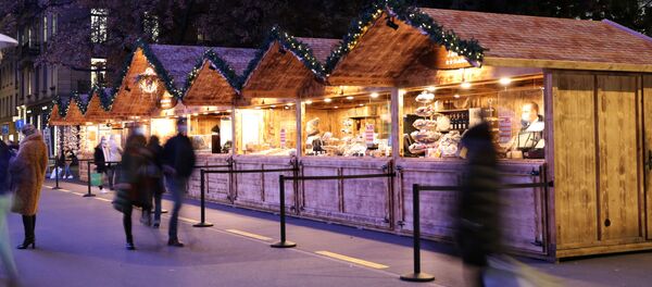 Рождественские палатки  в центре Цюриха все-таки установили и разделили турникетам - Sputnik Беларусь