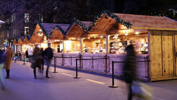 Рождественские палатки  в центре Цюриха все-таки установили и разделили турникетам - Sputnik Беларусь
