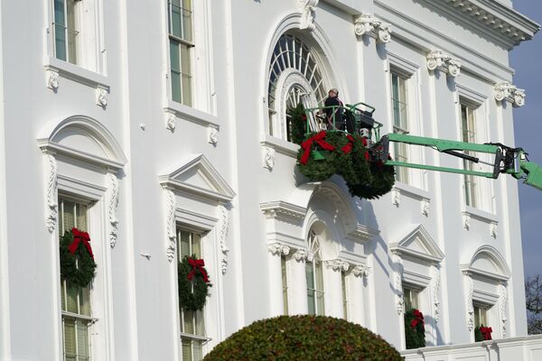 Рабочие украшают Белый дом в Вашингтоне - Sputnik Беларусь