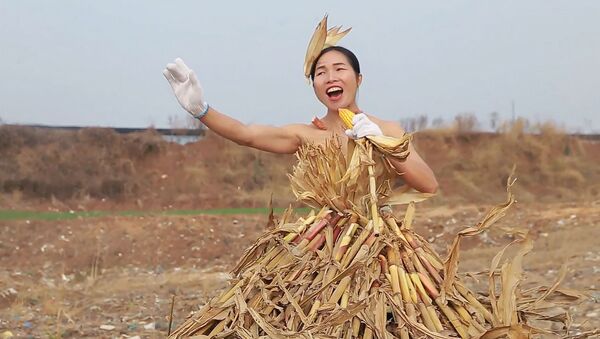 Наряды из стеблей кукурузы и поле вместо сцены: китаянка покоряет соцсети - Sputnik Беларусь