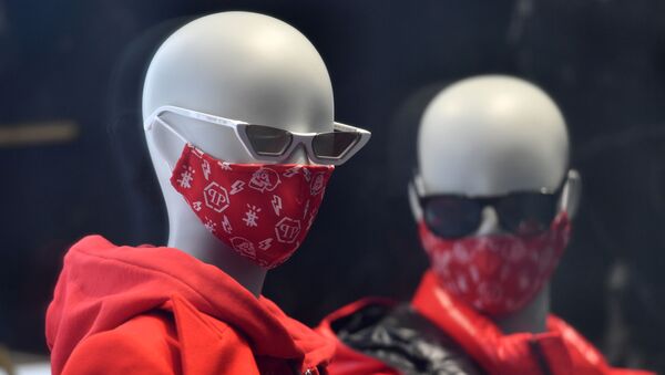 Манекены в защитных масках в витрине магазина - Sputnik Беларусь