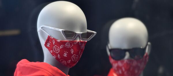 Манекены ў ахоўных масках ў вітрыне крамы Манекены ў ахоўных масках ў вітрыне крамы - Sputnik Беларусь