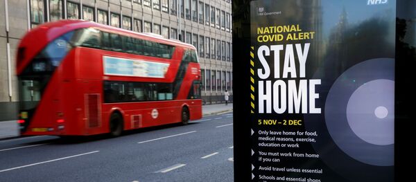 Автобус в Лондоне проезжает мимо знака с указанием мер, введенных правительством против вспышки коронавируса - Sputnik Беларусь