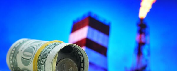 Денежные купюры США и монета номиналом один рубль Денежные купюры США и монета номиналом один рубль - Sputnik Беларусь