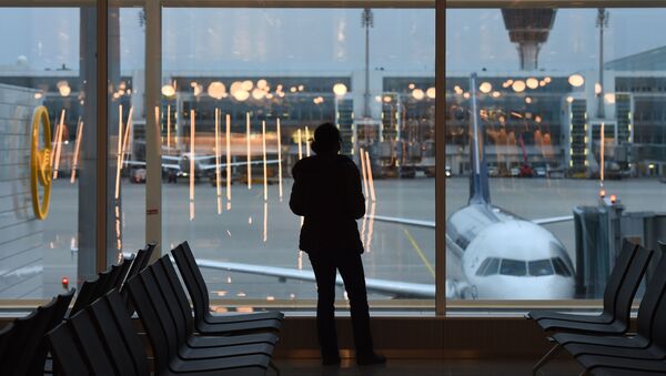 Пассажир наблюдает за самолетом, стоящим у терминала 2 в аэропорту Мюнхена - Sputnik Беларусь