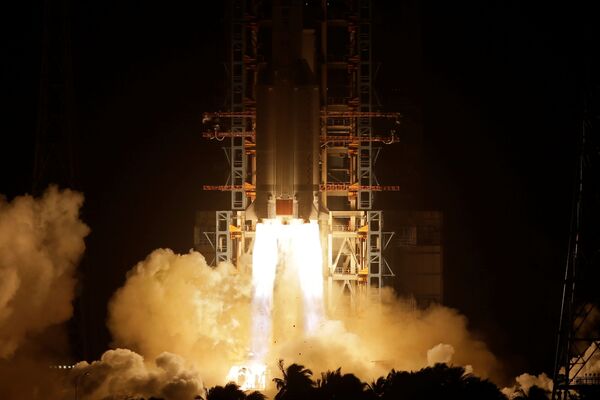 Ракета Long March-5 Y5 с лунным зондом Chang'e-5 взлетает с космодрома Вэньчан, Китай - Sputnik Беларусь