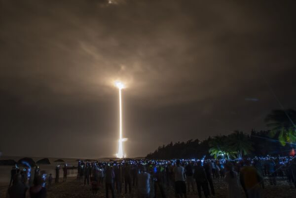 Ракета Long March-5 Y5 с лунным зондом Chang'e-5 взлетает с космодрома Вэньчан, Китай - Sputnik Беларусь