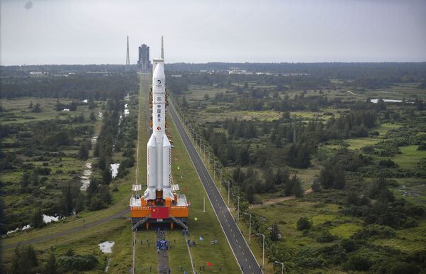 Ракету Long March-5 доставляют на космодром Вэньчан - Sputnik Беларусь