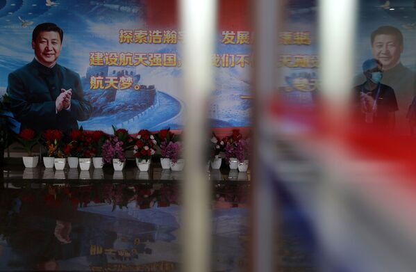 Изображение президента Китая Си Цзиньпина внутри здания космодрома Вэньчан  - Sputnik Беларусь