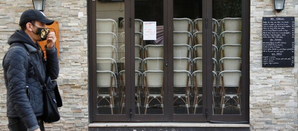 Мужчина идет мимо закрытого из-за пандемии коронавируса ресторана во Франции - Sputnik Беларусь