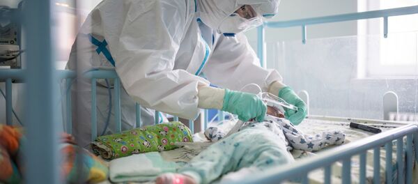 Врач и пациент медучреждения, где проходят лечение дети с коронавирусной инфекцией - Sputnik Беларусь