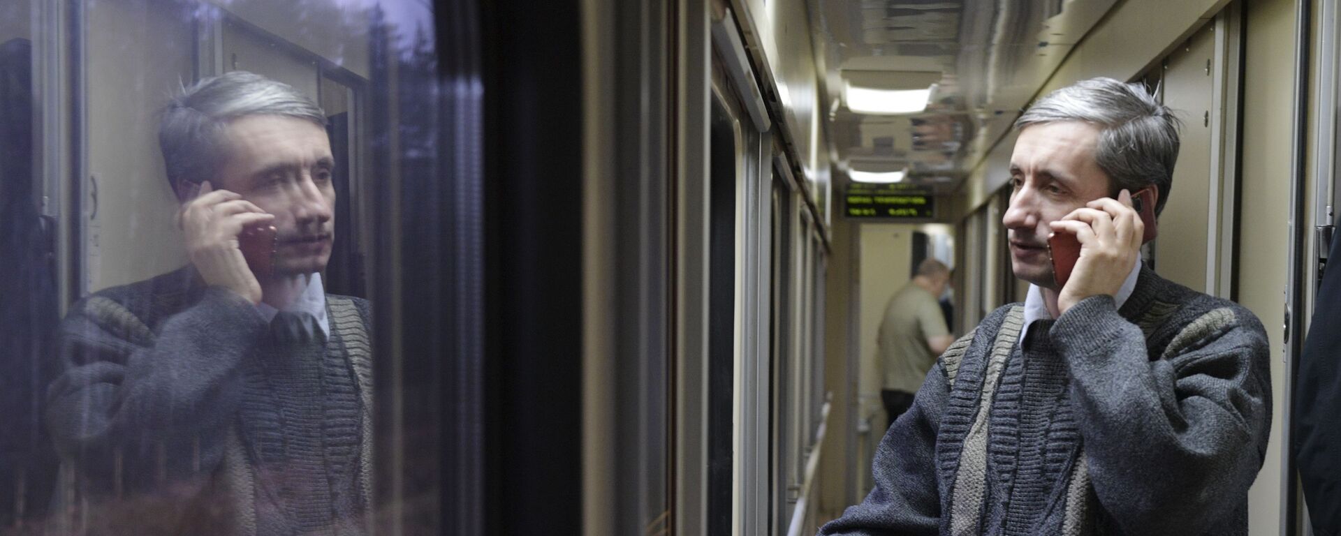 Пассажир разговаривает по телефону в поезде - Sputnik Беларусь, 1920, 03.02.2021