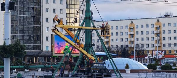 Фотофакт: в Витебске монтируют городскую елку - Sputnik Беларусь