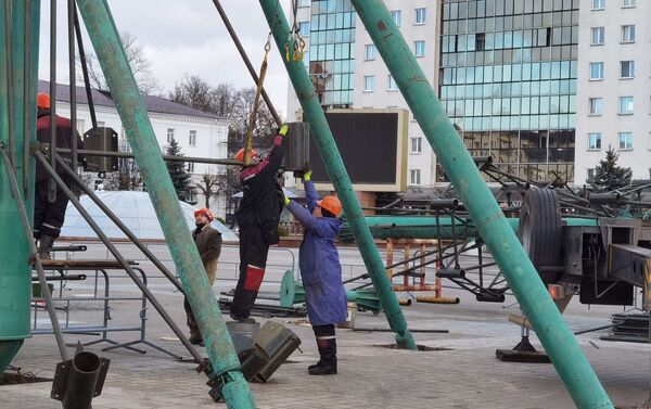 В Витебске монтируют городскую елку - Sputnik Беларусь