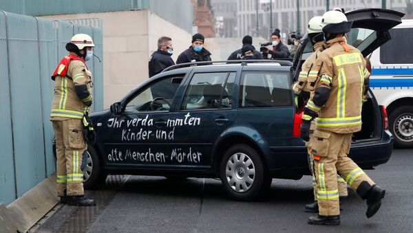 В ворота офиса Меркель врезался автомобиль  - Sputnik Беларусь