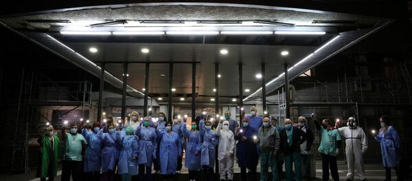 Акция медицинского персонала крупнейшей больницы скорой помощи Софии с призывом соблюдать ограничения - Sputnik Беларусь