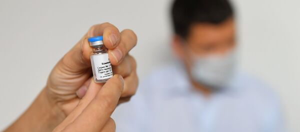 Медицинский работник демонстрирует вакцину против COVID-19 Медицинский работник демонстрирует вакцину против COVID-19 - Sputnik Беларусь