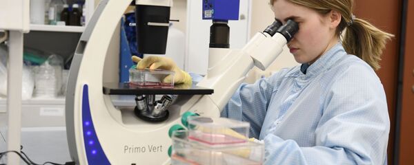 Супрацоўніца навукова-даследчай лабараторыі рыхтуе прэпарат Супрацоўніца навукова-даследчай лабараторыі рыхтуе прэпарат - Sputnik Беларусь