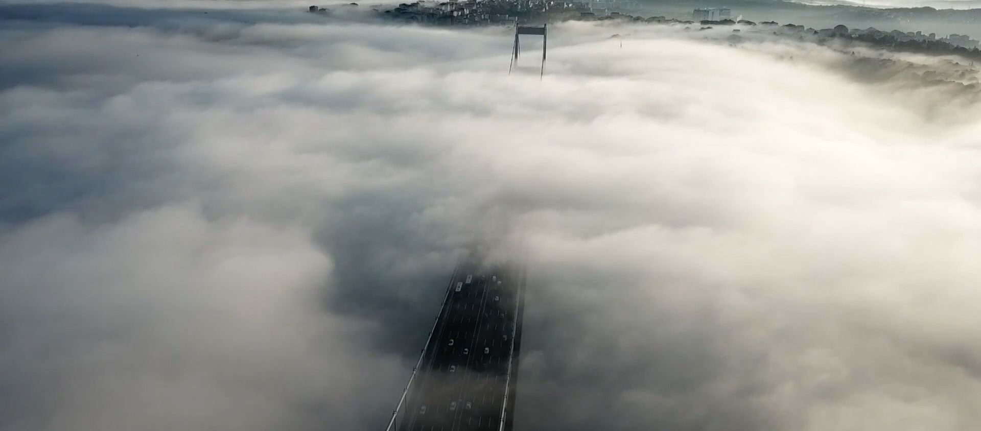 Густой туман окутал Босфорский мост, кадры с высоты - видео - Sputnik Беларусь, 1920, 25.11.2020