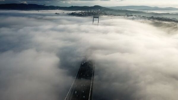 Густой туман окутал Босфорский мост, кадры с высоты - видео - Sputnik Беларусь