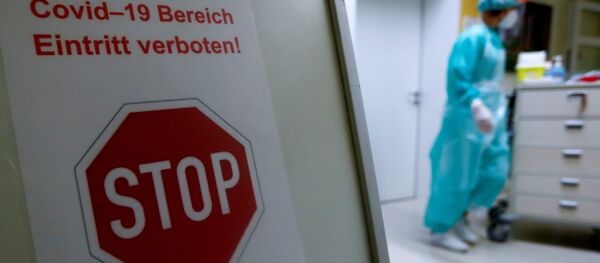 Предупреждающий знак с надписью COVID-19: вход запрещен! в больнице - Sputnik Беларусь