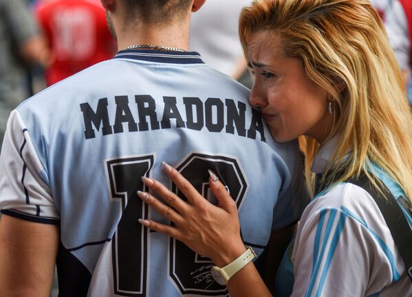 Фанаты Марадоны в день его смерти на стадионе Диего Армандо Марадоны в Буэнос-Айресе - Sputnik Беларусь