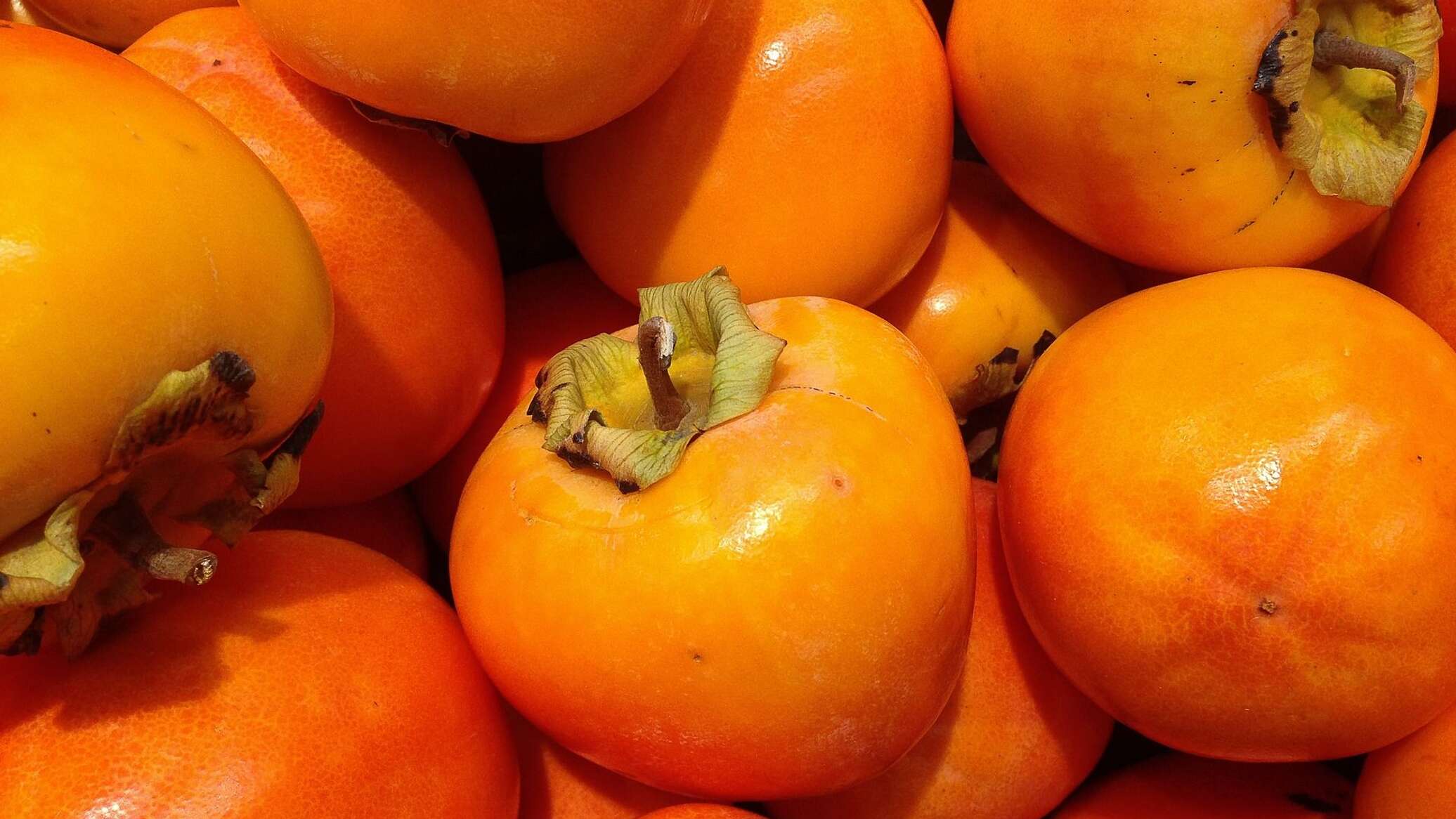 Хурма вызывает. Интересные факты о хурме. Витамины в хурме. Хурма картинки. Хурма вызывает.