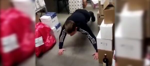 Охранник Пятерочки из Тюмени решил проучить мужчину, укравшего вино Охранник Пятерочки из Тюмени решил проучить мужчину, укравшего вино - Sputnik Беларусь