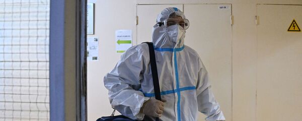 Фельдшер перед визитом к пациенту на дом  - Sputnik Беларусь