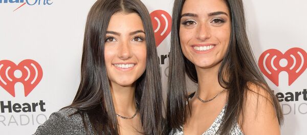 Чарли Д'Амелио (слева) и Дикси Д'Амелио - Sputnik Беларусь