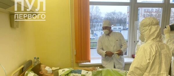 Лукашенко надел маску и вошел в красную зону Лукашенко надел маску и вошел в красную зону - Sputnik Беларусь