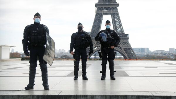 Французские жандармы стоят перед Эйфелевой башней - Sputnik Беларусь