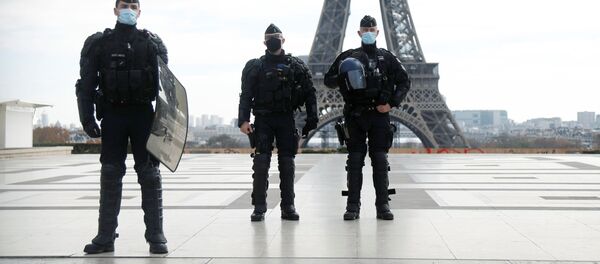 Французские жандармы стоят перед Эйфелевой башней - Sputnik Беларусь