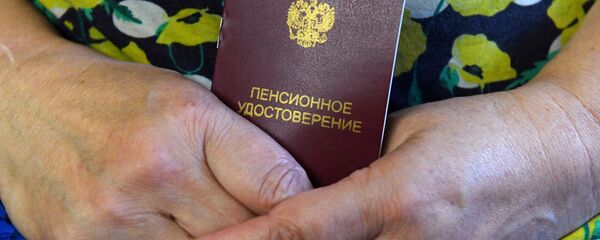 Пенсионерка держит пенсионное удостоверение - Sputnik Беларусь