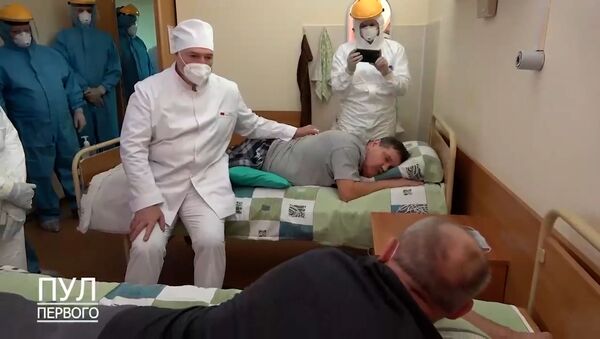 У чырвонай зоне: Лукашэнку ўпершыню на публіцы надзеў маску - відэа - Sputnik Беларусь