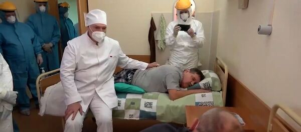 В красной зоне: Лукашенко впервые на публике надел респиратор - видео В красной зоне: Лукашенко впервые на публике надел респиратор - видео - Sputnik Беларусь