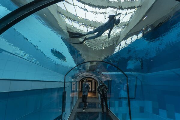 Дайвер в самом глубоком в мире бассейне в польском городе Мщонув - Sputnik Беларусь