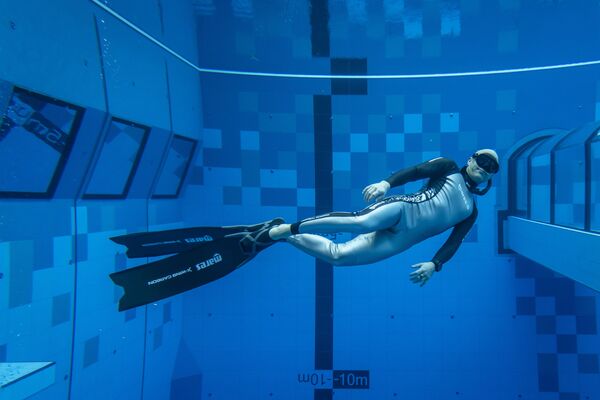Дайвер в самом глубоком бассейне в мире Deepspot в Польше - Sputnik Беларусь