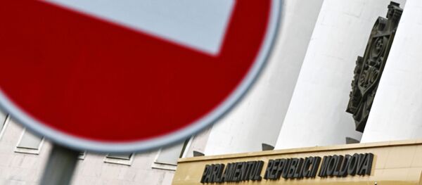 Дорожный знак около здания Парламента в Кишиневе - Sputnik Беларусь