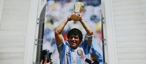 Плакат в память о Диего Марадоне в Буэнос-Айресе - Sputnik Беларусь