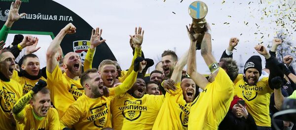 Футболисты ФК Шахтер празднуют победу в чемпионате Беларуси по футболу - Sputnik Беларусь