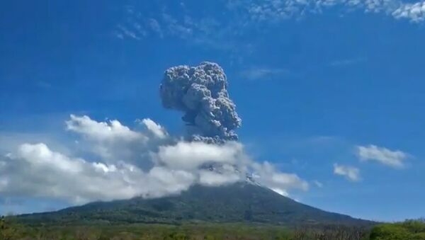 Как “дымится” вулкан в Индонезии - видео - Sputnik Беларусь
